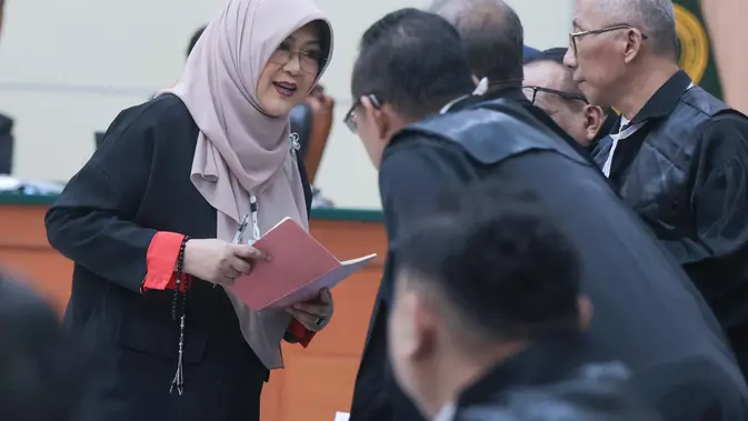 Dokter Tifa Bacakan Eksepsi, PN Jaktim Dijaga Ketat Polisi Dokter Tifa Bacakan Eksepsi, PN Jaktim Dijaga Ketat Polisi
