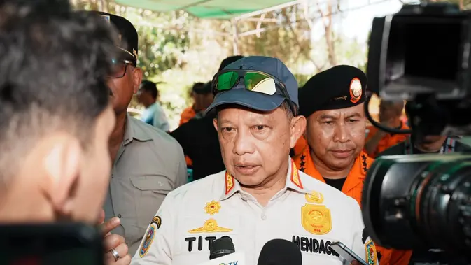 Tinjau Korban Gempa Manggarai Timur, Mendagri Prioritaskan Listrik dan Logistik Tinjau Korban Gempa Manggarai Timur, Mendagri Prioritaskan Listrik dan Logistik