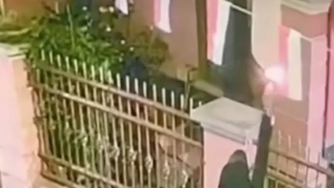 Pria Bakar Bendera Merah Putih di Bandung, Polisi Buru Pelaku Pria Bakar Bendera Merah Putih di Bandung, Polisi Buru Pelaku