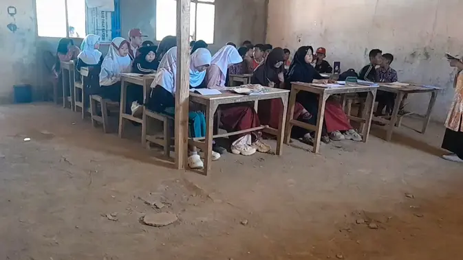 Murid SD di Sukabumi Belajar Berlantai Tanah, Atap Nyaris Bocor Murid SD di Sukabumi Belajar Berlantai Tanah, Atap Nyaris Bocor