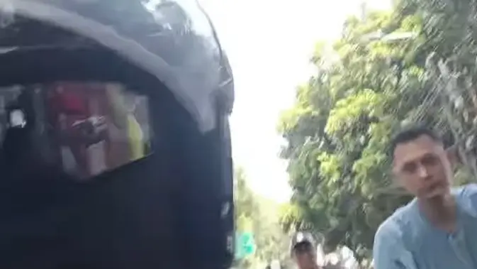 Viral Pemotor Dipukul Saat Berkendara, Polisi Kantongi Identitas Pelaku Viral Pemotor Dipukul Saat Berkendara, Polisi Kantongi Identitas Pelaku