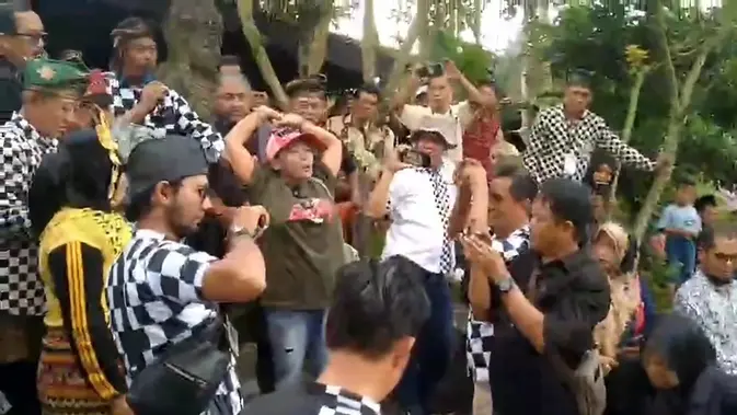 Viral Warga Kecewa Jokowi Batal ke Lampung Timur, Tolak Bingkisan Sembako Viral Warga Kecewa Jokowi Batal ke Lampung Timur, Tolak Bingkisan Sembako