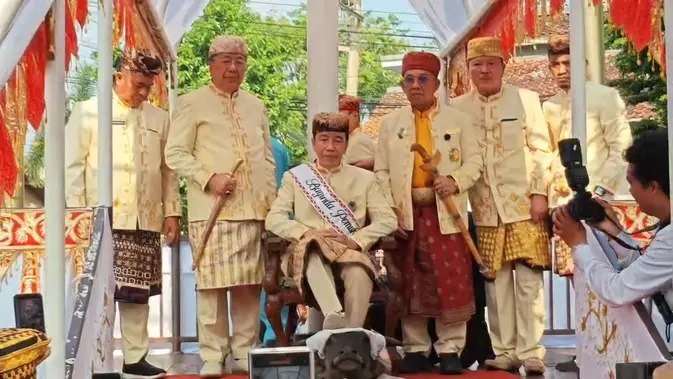 Makna Prosesi Injak Kepala Kerbau saat Jokowi Terima Gelar Adat Lampung Makna Prosesi Injak Kepala Kerbau saat Jokowi Terima Gelar Adat Lampung