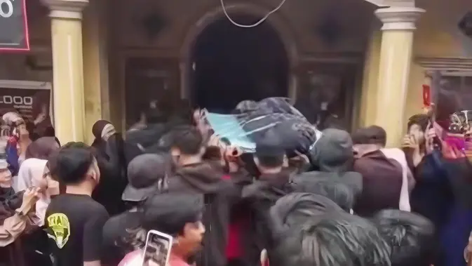 Tangis Sambut Jenazah Setiawan, Perantau Diamuk Massa usai Dituduh Curi Motor Tangis Sambut Jenazah Setiawan, Perantau Diamuk Massa usai Dituduh Curi Motor