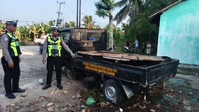 Detik-Detik Kecelakaan Maut Pikap Angkut Santri, Hilang Kendali Lalu Hantam Rumah Detik-Detik Kecelakaan Maut Pikap Angkut Santri, Hilang Kendali Lalu Hantam Rumah