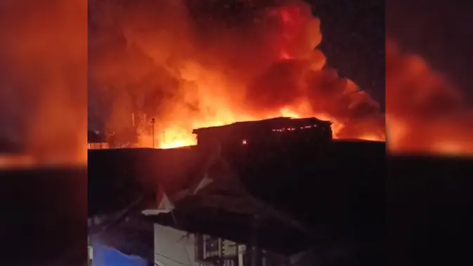 Kebakaran Hanguskan 30 Rumah di Permukiman Padat Makassar Kebakaran Hanguskan 30 Rumah di Permukiman Padat Makassar