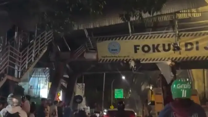 Simak Jalur Alternatif Imbas Truk Alat Berat Tabrak JPO Tendean Simak Jalur Alternatif Imbas Truk Alat Berat Tabrak JPO Tendean
