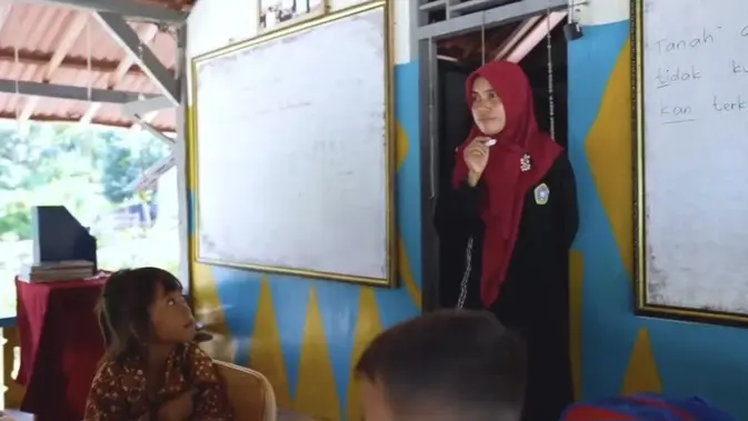 Pengorbanan Guru Tri Septiana, Menerjang Ombak Demi Mimpi Anak Pulau Tegal Pengorbanan Guru Tri Septiana, Menerjang Ombak Demi Mimpi Anak Pulau Tegal