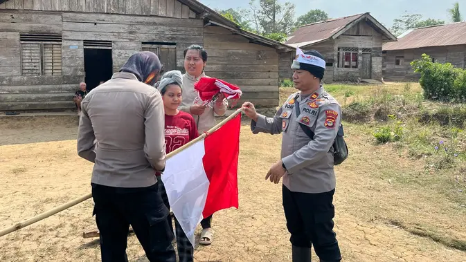 Menunggu Ombak Surut Demi Merah Putih di Pelosok Pesisir Barat Menunggu Ombak Surut Demi Merah Putih di Pelosok Pesisir Barat