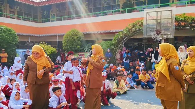 Siswa SD Srengseng Jaksel Dipulangkan Usai Ada Ancaman Bom Siswa SD Srengseng Jaksel Dipulangkan Usai Ada Ancaman Bom