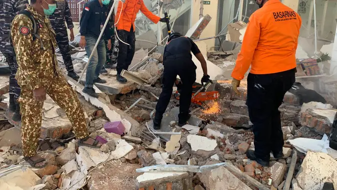 Gempa NTT, Masyarakat Diminta Jauhi Gedung yang Retak dan Hampir Ambruk Gempa NTT, Masyarakat Diminta Jauhi Gedung yang Retak dan Hampir Ambruk