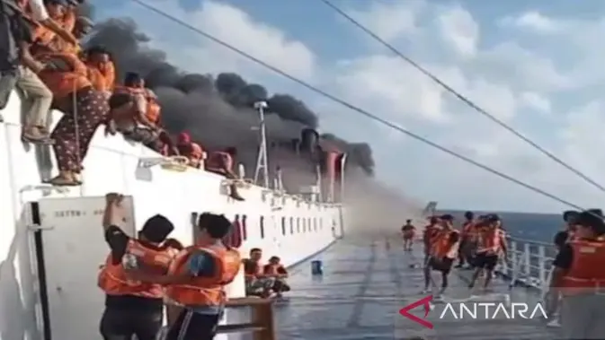 KMP Mutiara Sentosa 2 Angkut 250 Penumpang Terbakar di Laut Sumenep KMP Mutiara Sentosa 2 Angkut 250 Penumpang Terbakar di Laut Sumenep