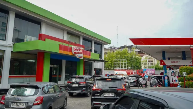 Darurat Antrean Panjang di SPBU Medan Darurat Antrean Panjang di SPBU Medan