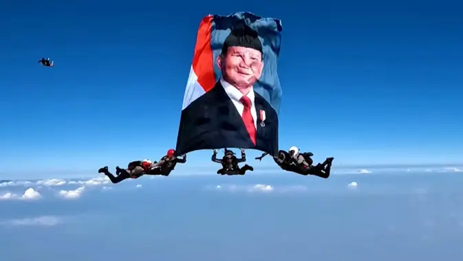 Foto Prabowo Berkibar di Langit Saat HUT Polri Foto Prabowo Berkibar di Langit Saat HUT Polri