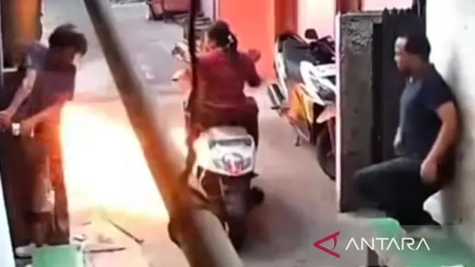 Ibu Bonceng Anak di Koja Dilempar Molotov Ibu Bonceng Anak di Koja Dilempar Molotov