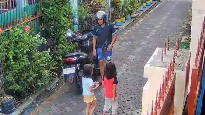 Pria Eksibisionis di Depan Dua Bocah Perempuan Pria Eksibisionis di Depan Dua Bocah Perempuan