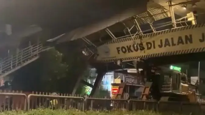 JPO Tendean Rusak Parah Tersangkut Muatan Alat Berat JPO Tendean Rusak Parah Tersangkut Muatan Alat Berat
