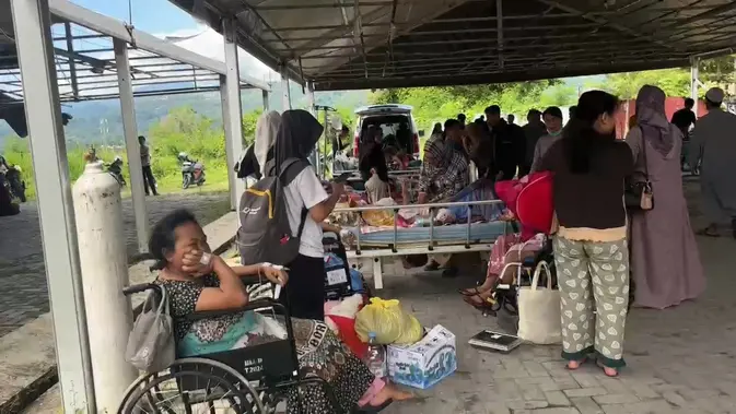 Gempa M 6,7 Palu, Pasien RSUD Sulbar Dievakuasi ke Tenda Darurat Gempa M 6,7 Palu, Pasien RSUD Sulbar Dievakuasi ke Tenda Darurat