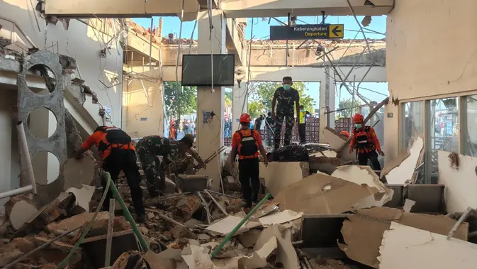 Gempa NTT, Hercules dan Kapal Perang Dikerahkan Bantu Korban di Nagekeo Gempa NTT, Hercules dan Kapal Perang Dikerahkan Bantu Korban di Nagekeo