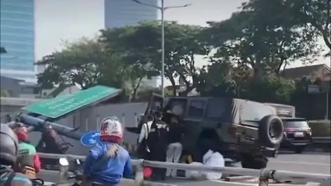 Penyebab Maung TNI Tabrak Pembatas Jalan dan Plang Tol Dalam Kota Penyebab Maung TNI Tabrak Pembatas Jalan dan Plang Tol Dalam Kota