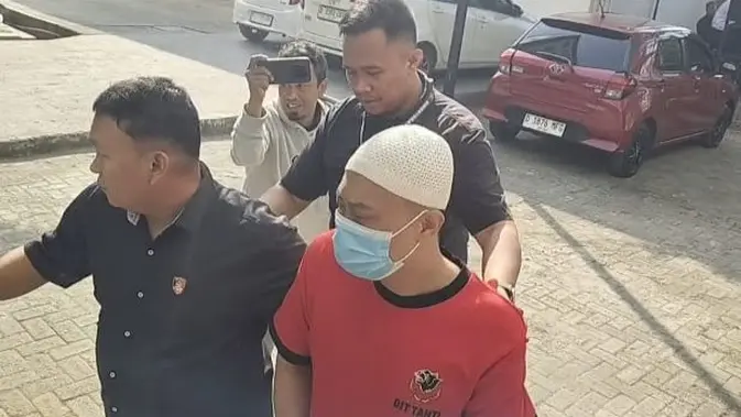 Tampang Taufik Hidayat Saat Rekonstruksi Penyekapan Kekasihnya Tampang Taufik Hidayat Saat Rekonstruksi Penyekapan Kekasihnya