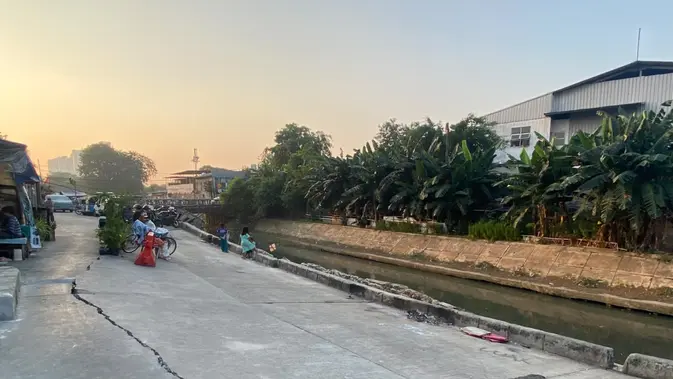 4 Bulan Jalan Amblas di Pulo Gadung Tak Kunjung Diperbaiki 4 Bulan Jalan Amblas di Pulo Gadung Tak Kunjung Diperbaiki