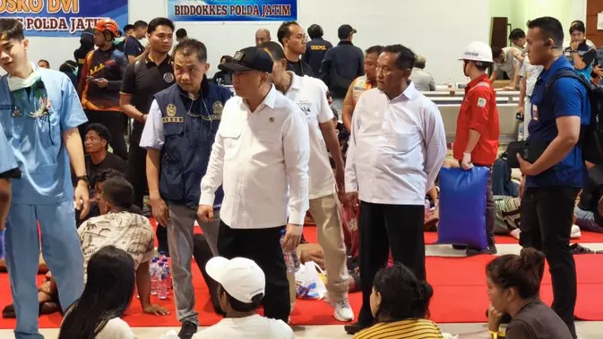 Evakuasi Penumpang KMP Mutiara Sentosa, Lima Anak Tak Tercatat Manifes Evakuasi Penumpang KMP Mutiara Sentosa, Lima Anak Tak Tercatat Manifes
