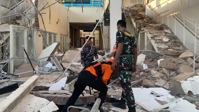 Update Gempa NTT: 14 Orang Meninggal, Ribuan Warga Mengungsi Update Gempa NTT: 14 Orang Meninggal, Ribuan Warga Mengungsi