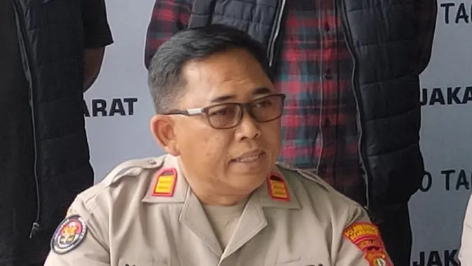 Polisi Nonton Bola Saat Warga Lapor KDRT, Polres Jakbar Klarifikasi Polisi Nonton Bola Saat Warga Lapor KDRT, Polres Jakbar Klarifikasi