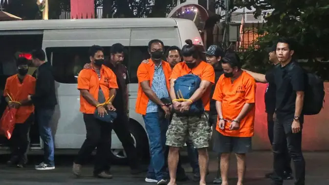 8 Awak Kapal Bawa 1,3 Ton Ketamin Diperiksa Bareskrim di Jakarta 8 Awak Kapal Bawa 1,3 Ton Ketamin Diperiksa Bareskrim di Jakarta