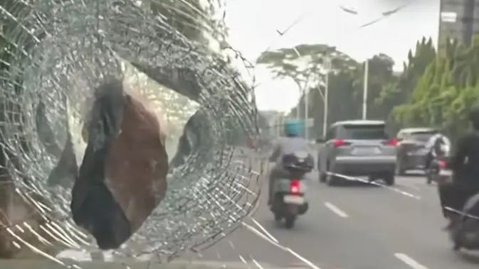 Mobil Puteri Indonesia Pariwisata 2022 Jadi Sasaran Teror Lempar Batu Mobil Puteri Indonesia Pariwisata 2022 Jadi Sasaran Teror Lempar Batu