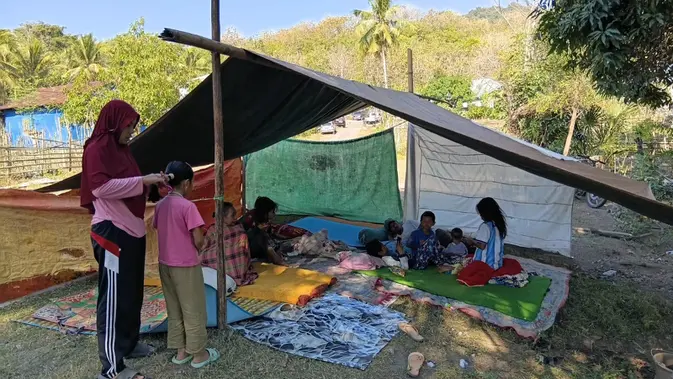 Ribuan Gempa Susulan dan Kecemasan Warga NTT yang Belum Usai Ribuan Gempa Susulan dan Kecemasan Warga NTT yang Belum Usai