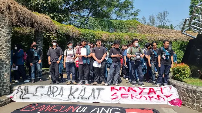 Demo Mahasiswa ITB Suarakan 4 Tuntutan Demo Mahasiswa ITB Suarakan 4 Tuntutan