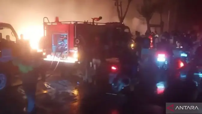 Kebakaran Lapak Kayu di Bekasi, Api Berkobar Sulit Dijinakkan Kebakaran Lapak Kayu di Bekasi, Api Berkobar Sulit Dijinakkan