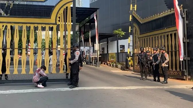 Brimob Bersenjata Siaga di Polda Metro Jaya Brimob Bersenjata Siaga di Polda Metro Jaya