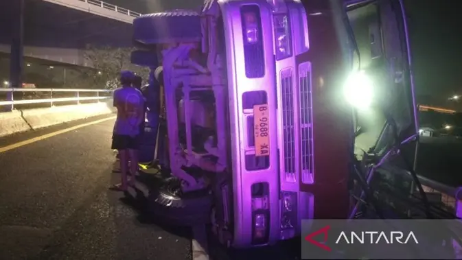 Kronologi Truk Terguling di Tomang, Besi 30 Ton Berjatuhan dari Flyover Kronologi Truk Terguling di Tomang, Besi 30 Ton Berjatuhan dari Flyover
