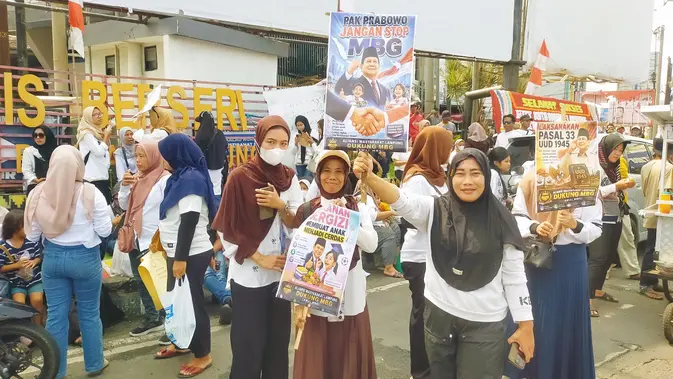 Bawa Alat Masak, Kaum Ibu di Lampung Demo Minta Program MBG Tak Dihentikan Bawa Alat Masak, Kaum Ibu di Lampung Demo Minta Program MBG Tak Dihentikan