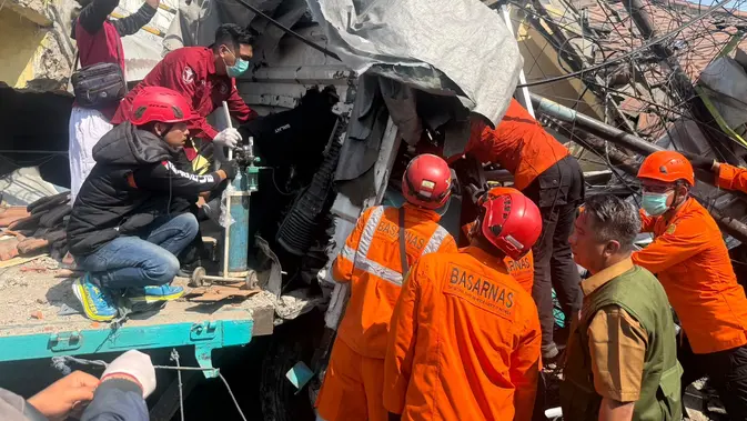 Sopir Truk Tewas, Korban Kecelakaan Maut di Gempol Pasuruan Jadi 4 Orang Sopir Truk Tewas, Korban Kecelakaan Maut di Gempol Pasuruan Jadi 4 Orang
