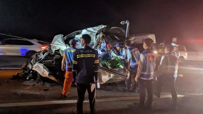 Mikrobus Hantam Truk di Tol Pandaan-Malang, 3 Penumpang Tewas Mikrobus Hantam Truk di Tol Pandaan-Malang, 3 Penumpang Tewas