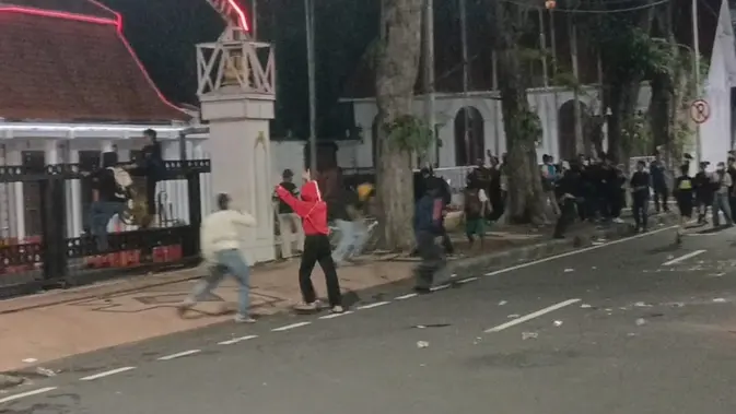 Polisi Tetapkan 4 Tersangka Demo Ricuh di Gedung Grahadi Polisi Tetapkan 4 Tersangka Demo Ricuh di Gedung Grahadi