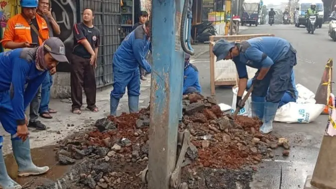 Jalan Assirot Ambles Lagi, Lubang 2,5 Meter Menganga Jalan Assirot Ambles Lagi, Lubang 2,5 Meter Menganga
