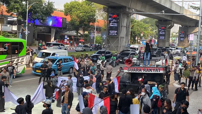 Demo di Kejagung, Massa Lempar Tikus Demo di Kejagung, Massa Lempar Tikus