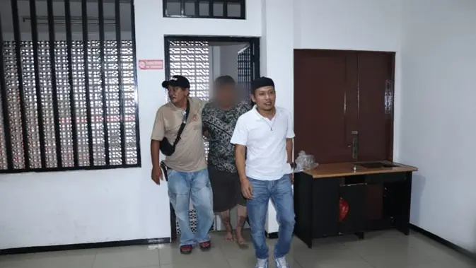 Dukun Buka Aura yang Gasak Emas Warga Tegal Alur Ditangkap Dukun Buka Aura yang Gasak Emas Warga Tegal Alur Ditangkap