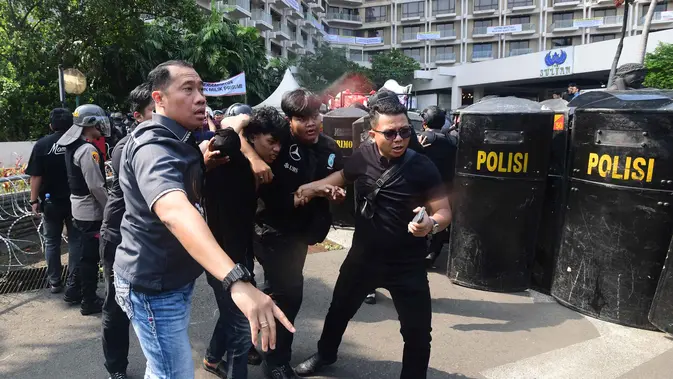 Polisi Evakuasi Keluarga Bawa 2 Balita saat Eksekusi Hotel Sultan Polisi Evakuasi Keluarga Bawa 2 Balita saat Eksekusi Hotel Sultan
