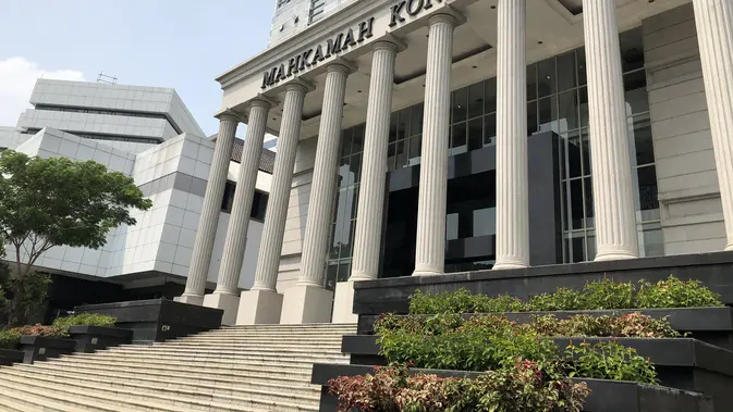 Putusan MK: Suami Cari Nafkah dan Istri Urus Rumah Bukan Diskriminasi Putusan MK: Suami Cari Nafkah dan Istri Urus Rumah Bukan Diskriminasi