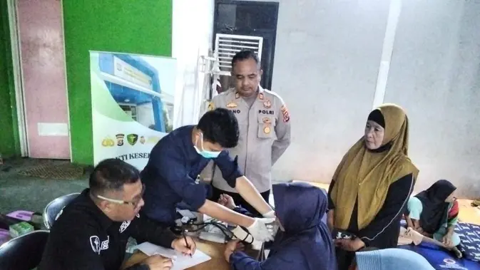 Dikepung Asap TPA Jatiwaringin, Warga Cek Kesehatan Dapat Obat dan Masker Dikepung Asap TPA Jatiwaringin, Warga Cek Kesehatan Dapat Obat dan Masker