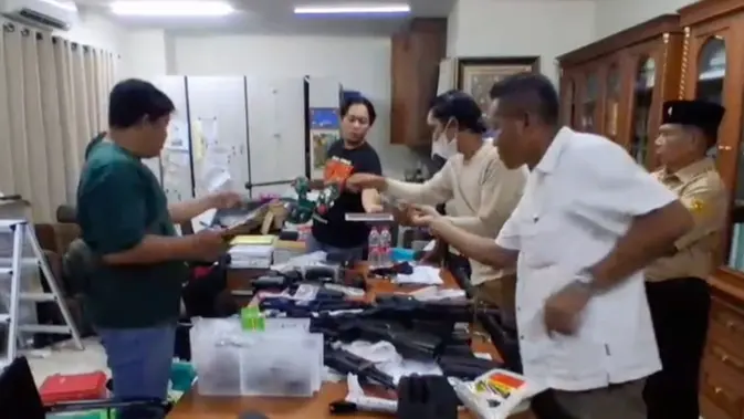 Temuan 995 Senjata, Polisi Panggil Eks Ketua Yayasan Sekolah Jaksel Temuan 995 Senjata, Polisi Panggil Eks Ketua Yayasan Sekolah Jaksel