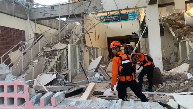 Istri Teriak 'Gempa', Yogi Bergegas Gendong Bayi 6 Bulan Lari ke Bukit Istri Teriak 'Gempa', Yogi Bergegas Gendong Bayi 6 Bulan Lari ke Bukit
