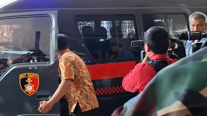 Don Ritto Diserahkan ke Kejagung, Dikawal Brimob Bersenjata Don Ritto Diserahkan ke Kejagung, Dikawal Brimob Bersenjata