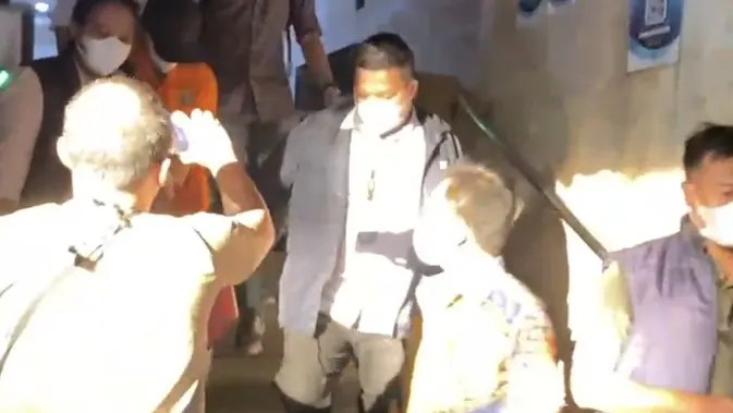 Penampakan 2 Tersangka Challenge Hafalan Al-Qur'an Berhadiah Miras Berbaju Tahanan Penampakan 2 Tersangka Challenge Hafalan Al-Qur'an Berhadiah Miras Berbaju Tahanan